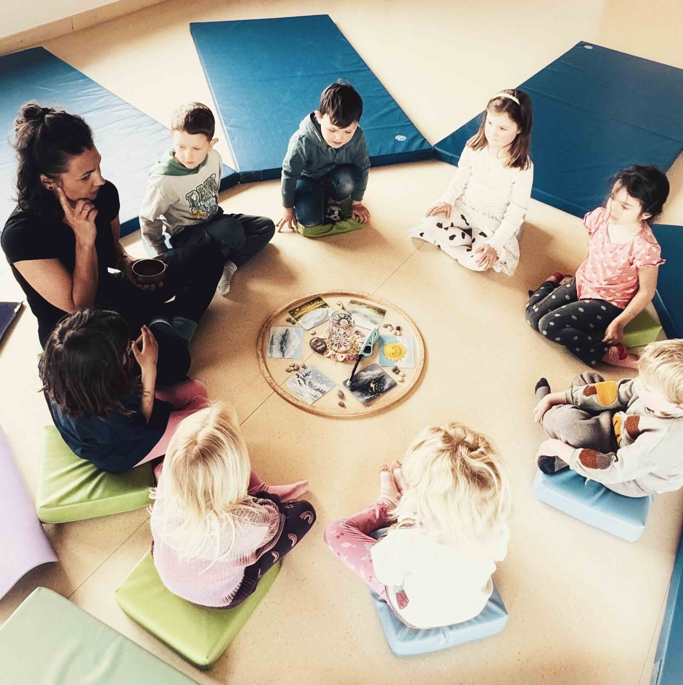 Kinder im Kreis beim Kinderyoga